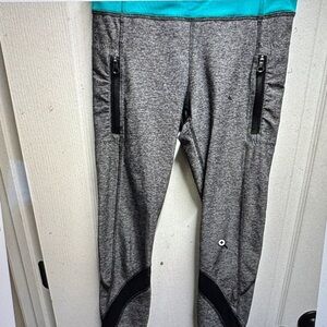 Lululemon women’s Gray and Black Leggings size 4/ NWOT 301